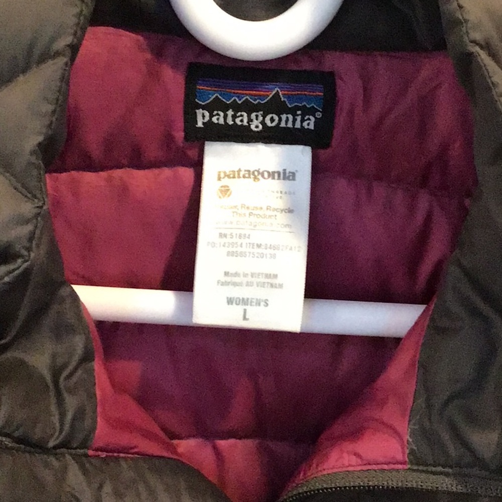Patagonia women’s Black Puffer Jacket - Picture 2 of 7